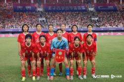 开云体育-国际足球比赛中，中国女足队员夺得冠军