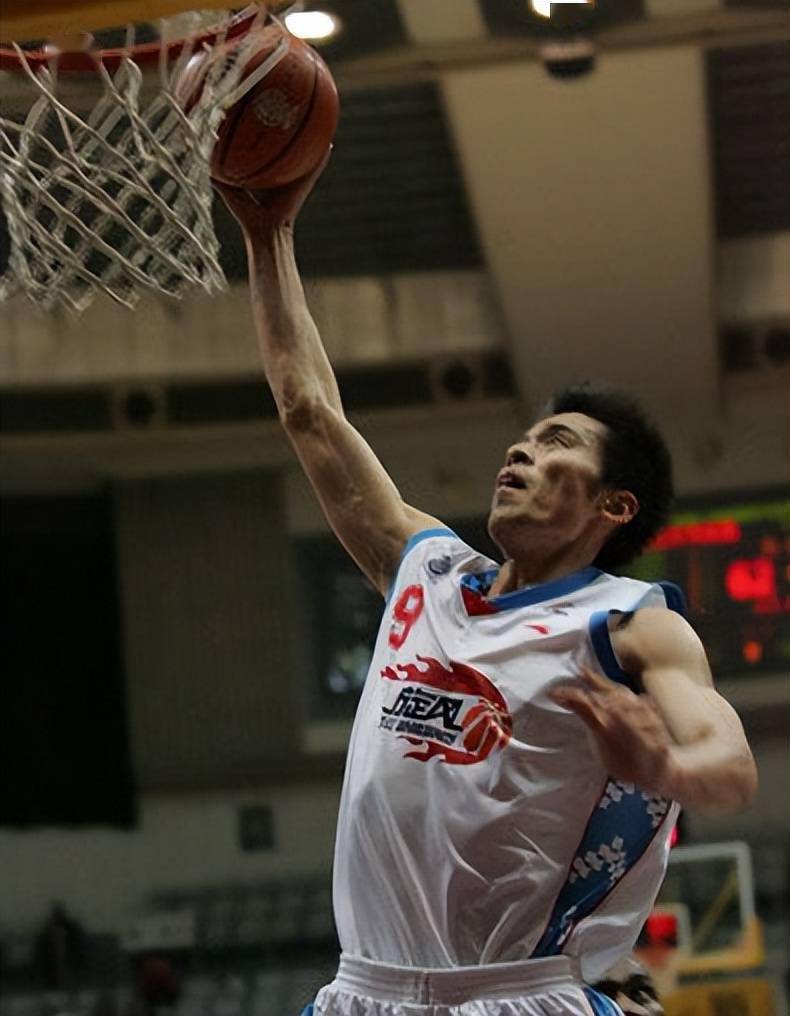 包含张卫平担任国家男篮主教练，改观球队的词条