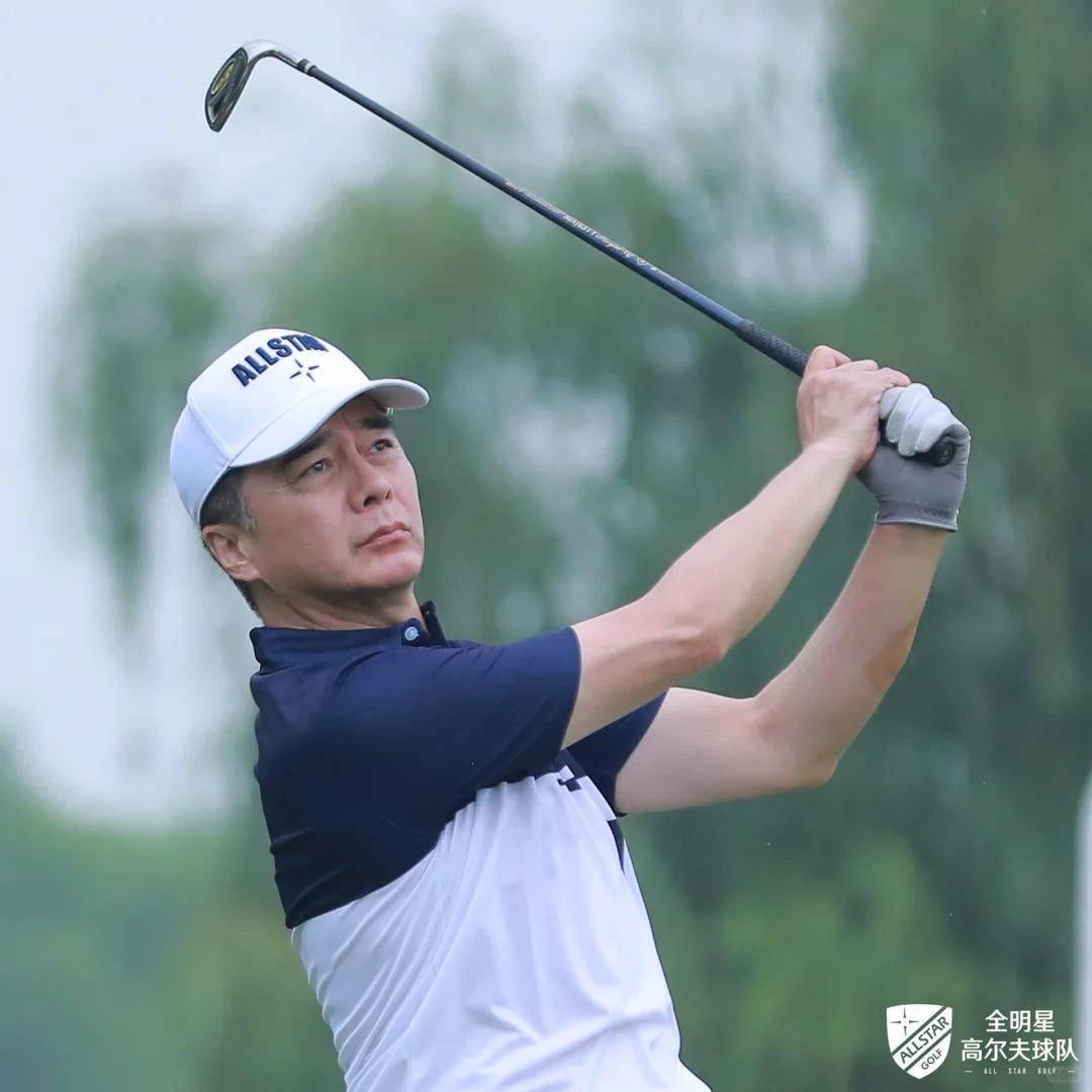 高尔夫明星选手受伤退赛，引发热议
